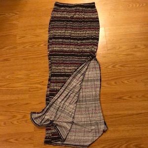 Delia’s maxi skirt in tribal print with slit